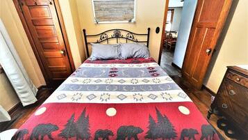 8 bedrooms, WiFi (free), bed sheets
