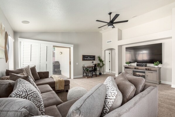 Smart-TV, Kamin, Videospiele, Netflix