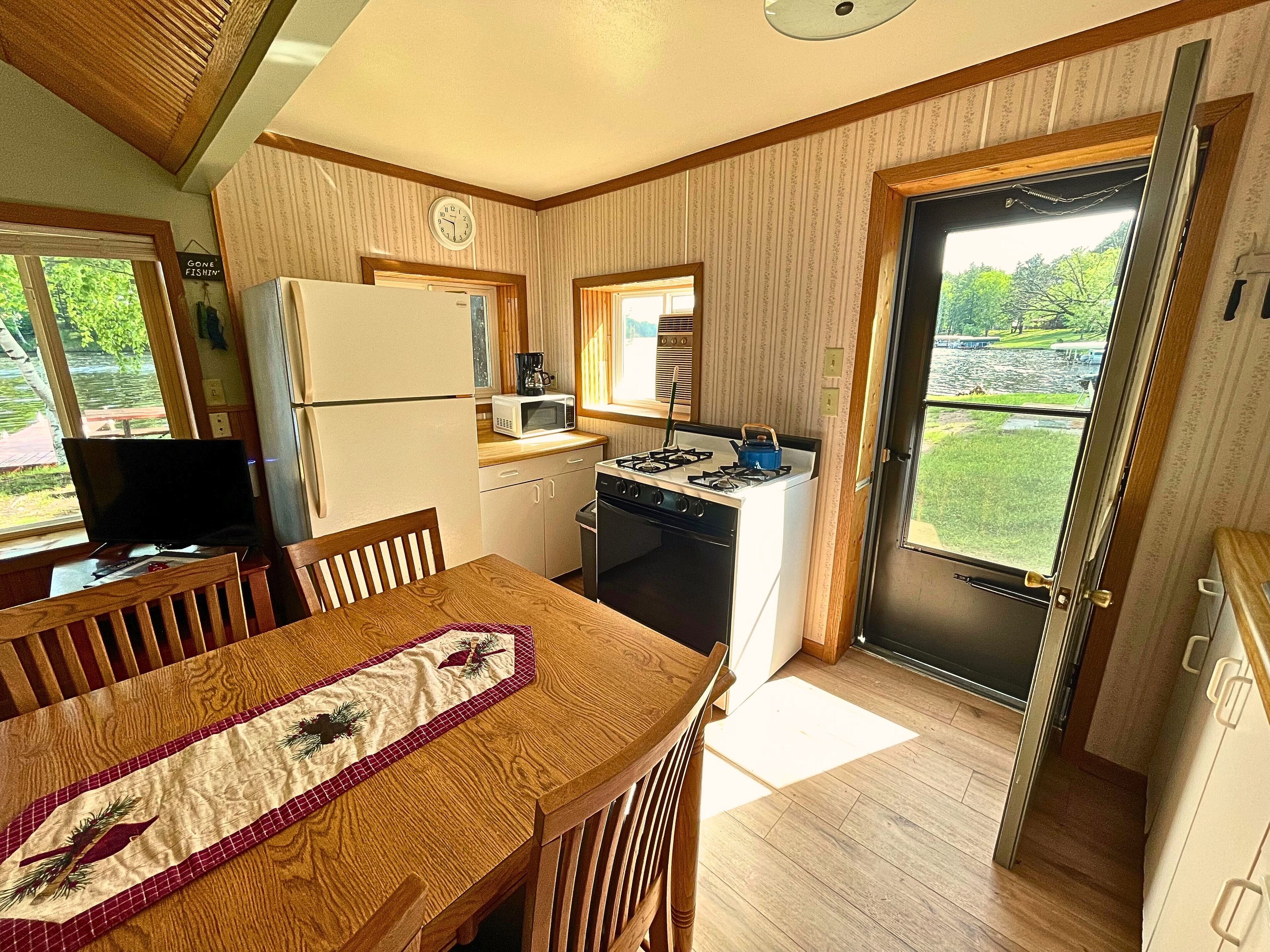 Jääkaappi, mikroaaltouuni, uuni, liesi