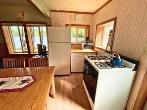 Kylskåp, mikrovågsugn, ugn och spishäll