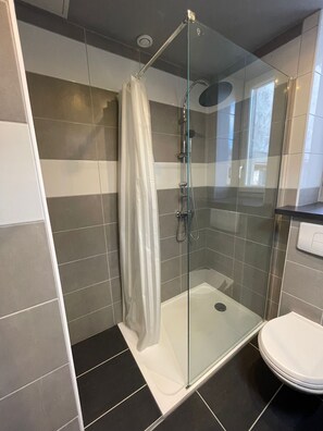 Douche, serviettes fournies, savon, papier toilette