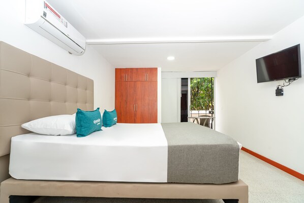 Double Room | Hypo-allergenic bedding, desk, free WiFi, bed sheets - Hotel Villa Park Real (Medellín)