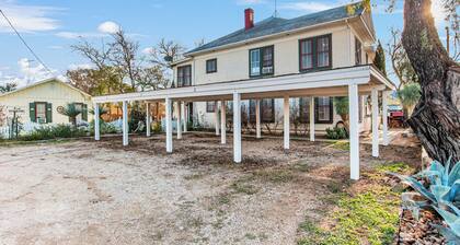 Carriage Inn - Bandera Suite 2