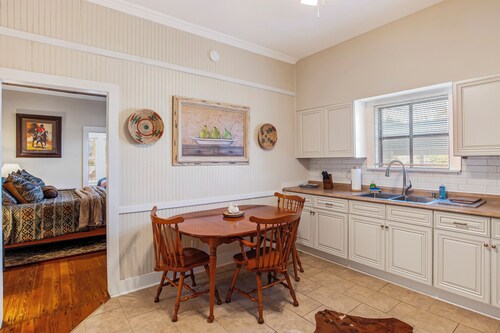 Carriage Inn - Bandera Suite 2