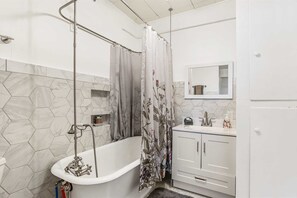 Combined shower/tub, hair dryer, towels