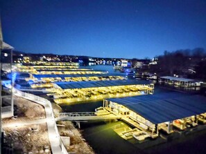 Una gran planta de tratamiento de agua iluminada de noche, con múltiples tanques y estructuras.