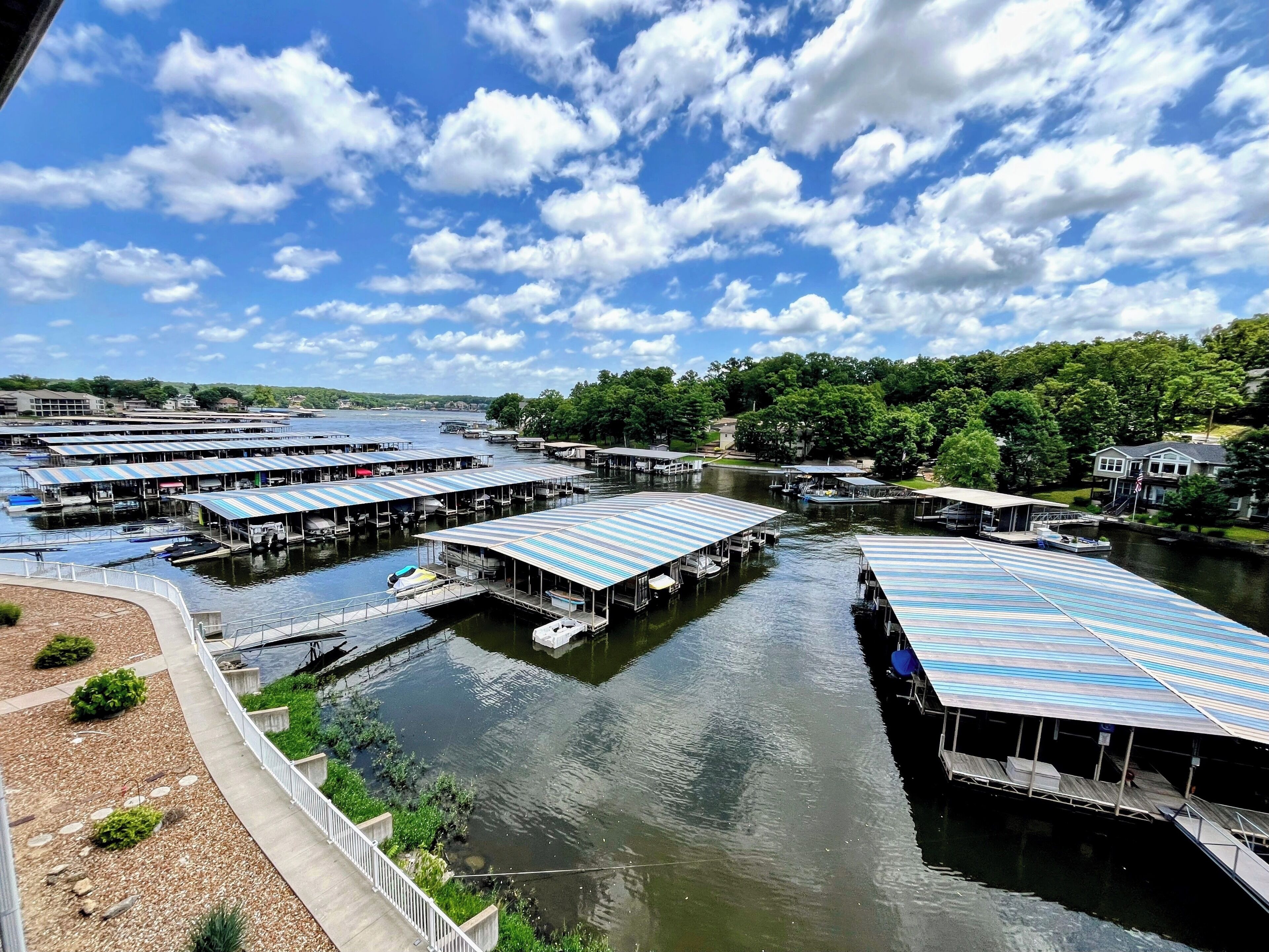 Un port de plaisance avec de nombreux bateaux amarrés et des structures abritées.