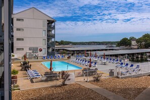 Alberca al aire libre y alberca climatizada