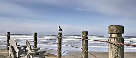 在海滩、沙滩椅、沙滩毛巾