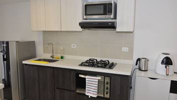 冷蔵庫、電子レンジ、オーブン、コンロ