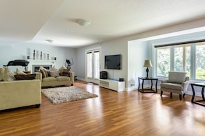 Smart-TV, Kamin, Bücher, Videothek