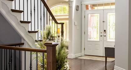 MODERN & QUIET 4-BEDROOM HOME WITH A PATIO/WALKOUT-5min drive to Masonville Mall