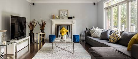 Smart TV, lareira, livros, videoteca