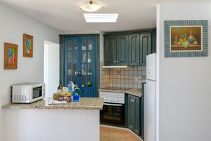 Geladeira, micro-ondas, fogão, cafeteira/chaleira