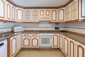 Réfrigérateur, micro-ondes, four, lave-vaisselle