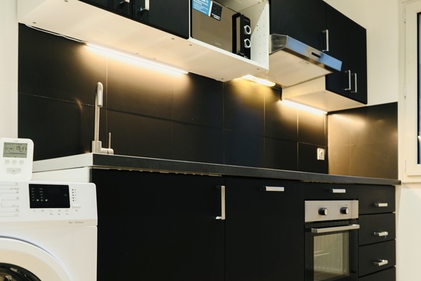 Kjøleskap, mikrobølgeovn, ovn og kokeplater