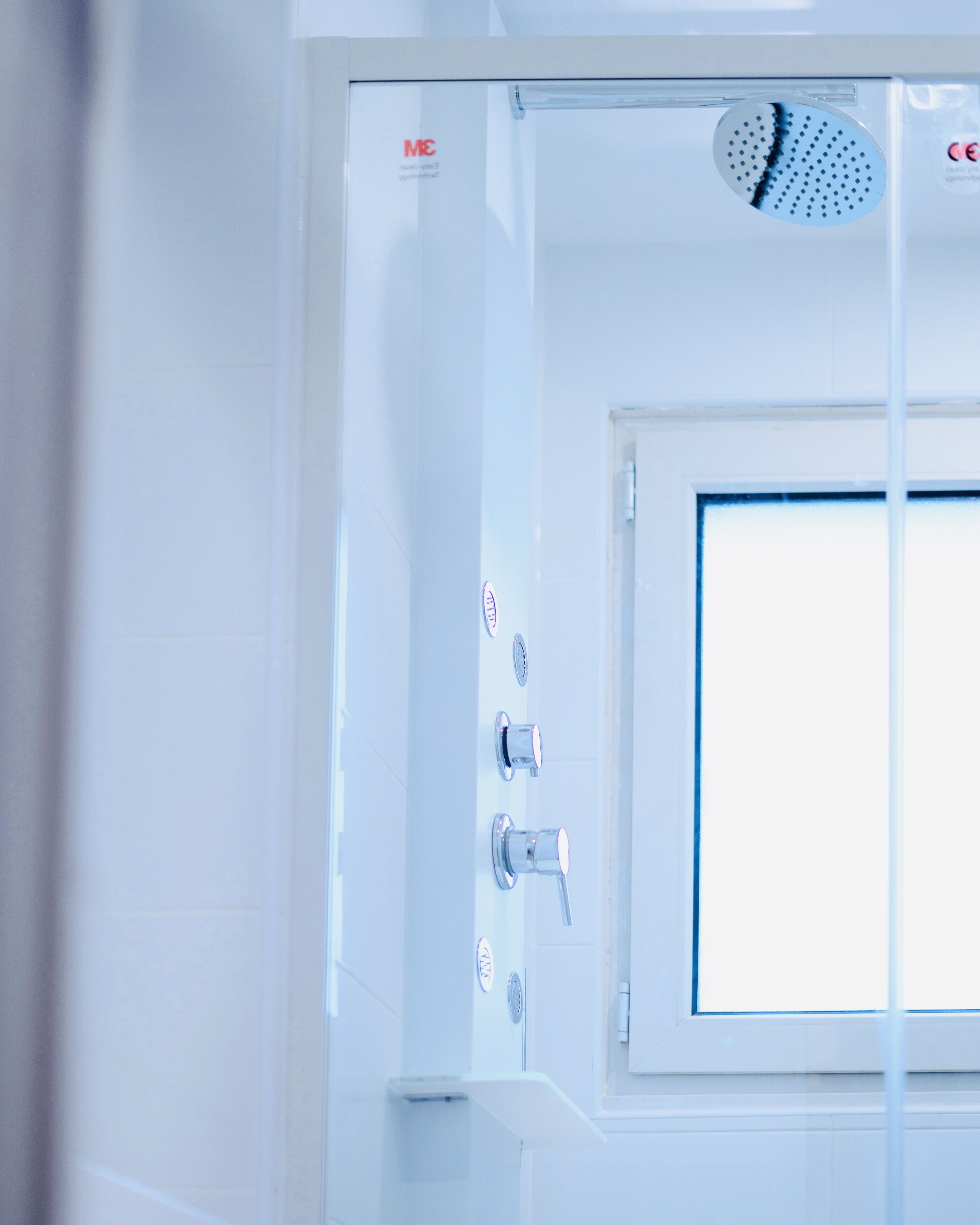 Een douche, gratis toiletartikelen, een haardroger, handdoeken