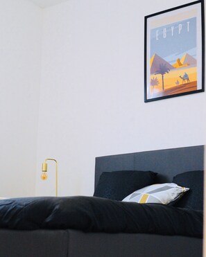 2 makuuhuonetta, työpöytä, silitysrauta/-lauta, vauvan matkasänky