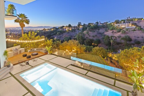 peaceful luxury retreat☁️pool+view+yard+musicstudio+gym☁️not your average rental