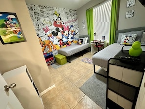 2 habitaciones, escritorio y tabla de planchar con plancha