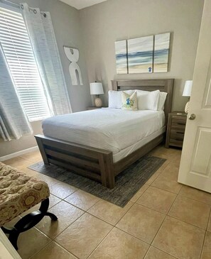 2 camere, una scrivania, ferro/asse da stiro, culla da viaggio