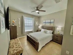 2 habitaciones, escritorio y tabla de planchar con plancha 