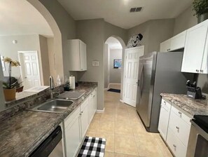 Frigorifero, microonde, forno, piano cottura