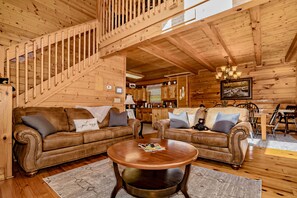 Smart TV, fireplace, DVD player - Spacious Family Cabin with hot-tub near all attractions. (Pigeon Forge)