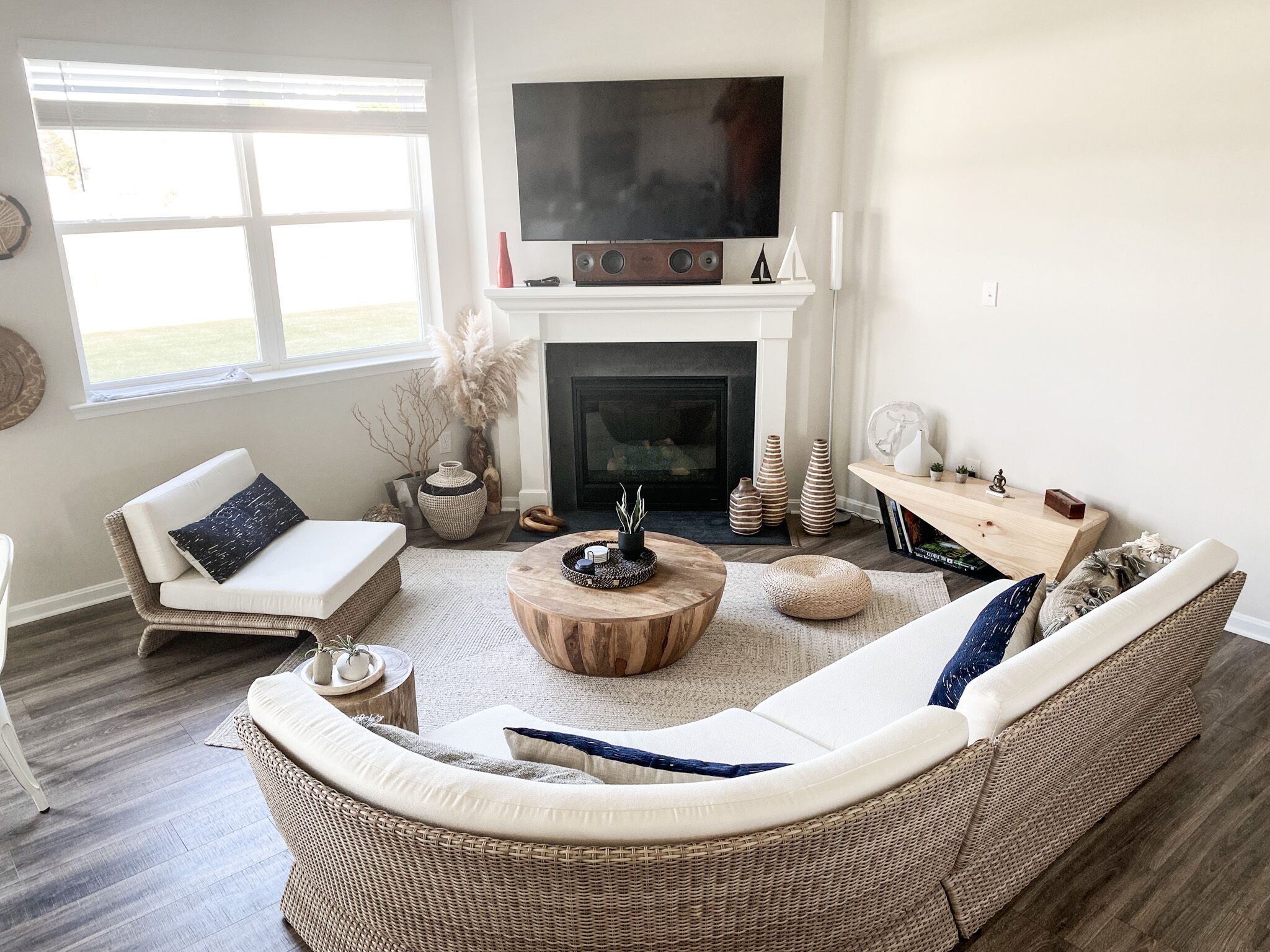 Smart-TV, Kamin, Videospiele, Bücher