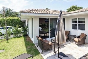 Terrace/patio - Beachside Home with All Amenities! 3 Homes from the Beach (Lauderdale-by-the-Sea)