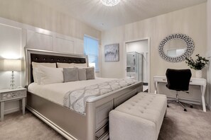 6 Schlafzimmer, Schreibtisch, Bügeleisen/Bügelbrett, Reisekinderbett