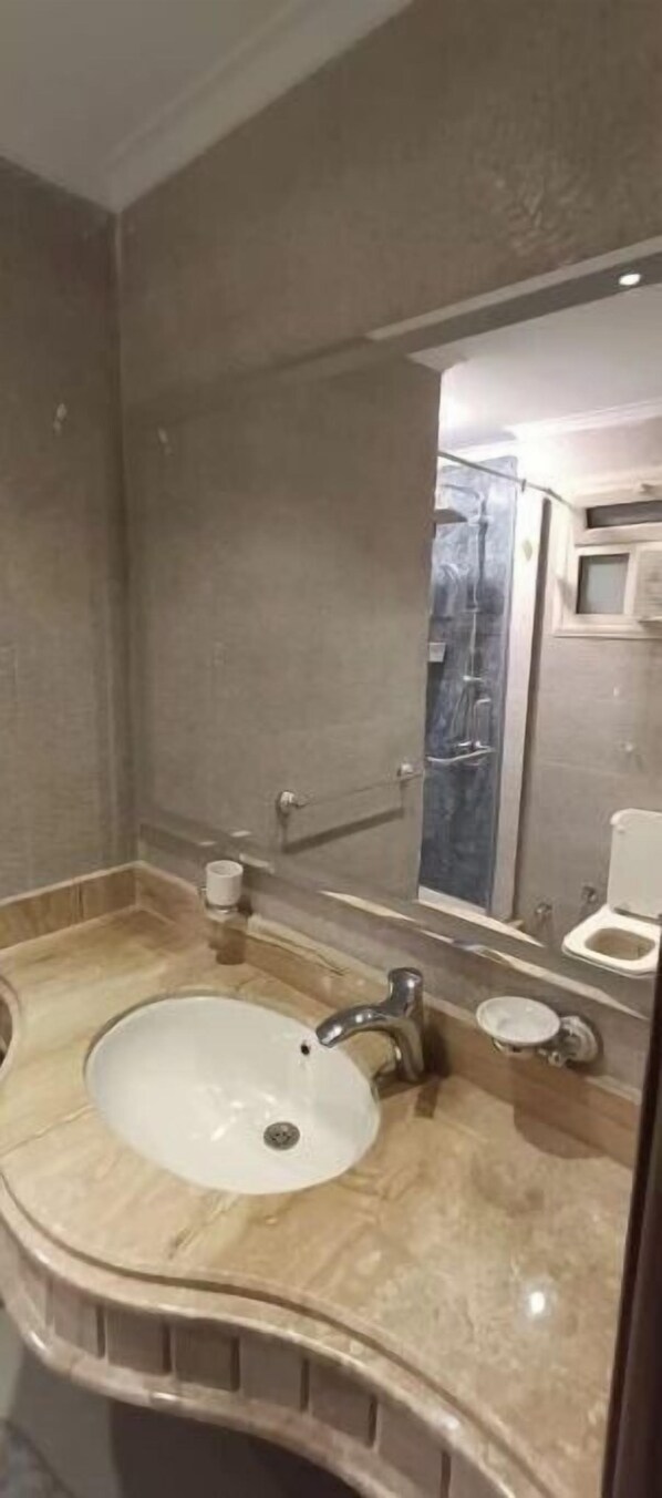 Bathtub - Deluxe Hotel Apartment with Engineers (Giza Governorate)
