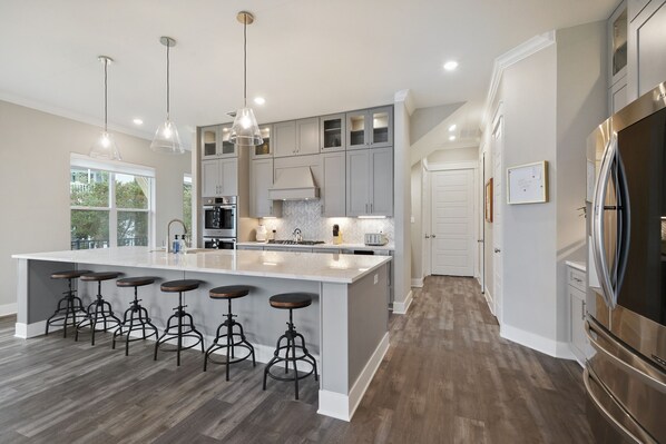 ثلاجة، ميكروويف، فرن، موقد طهي مسطح