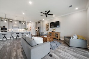 تلفزيون ذكي، ألعاب فيديو، كُتُب، مكتبة موسيقى