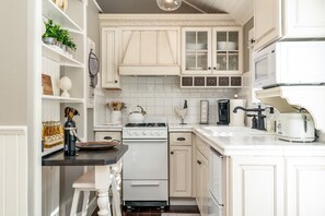 Køleskab, mikrobølgeovn, ovn, kogeplade