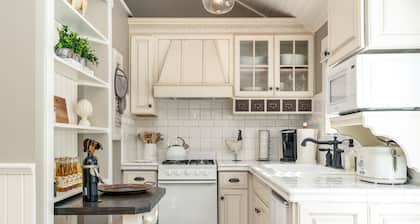 Luxurious Downtown Guest Cottage / 2 Beds / Garden Oasis w/Firepit