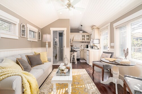 Luxurious Downtown Guest Cottage / 2 Beds / Garden Oasis