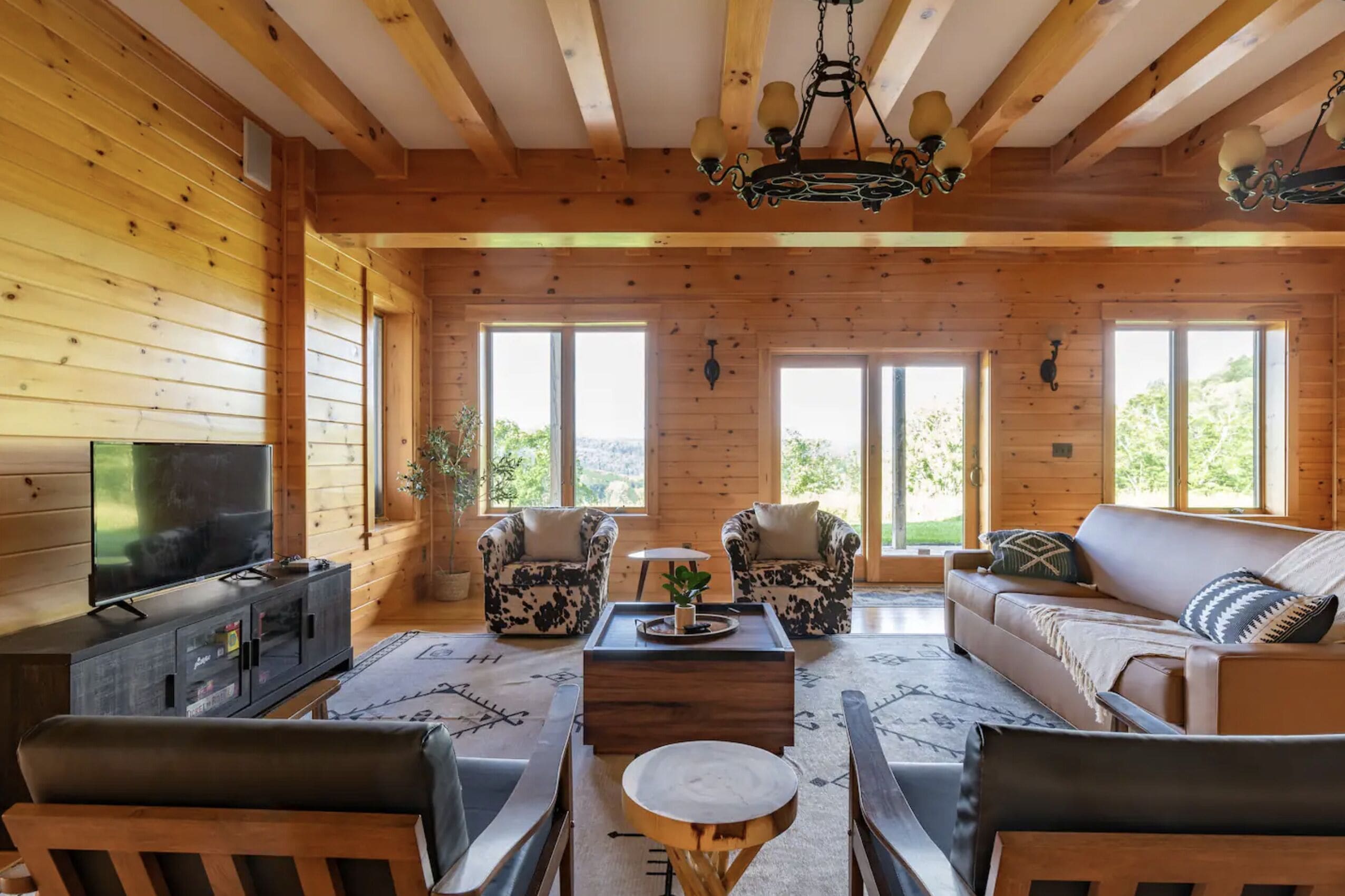 智能電視、壁爐、足球機