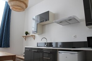 Réfrigérateur, plaque de cuisson, cafetière/bouilloire