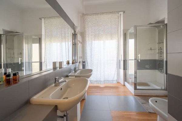 Doccia, asciugacapelli, bidet, asciugamani