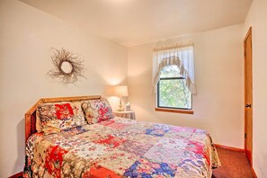 2 bedrooms, bed sheets - Cozy, Secluded Davis Cabin on 60 Wooded Acres (Davis)