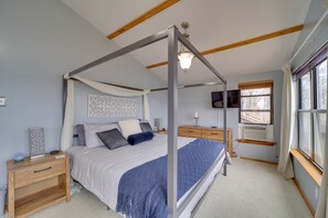 2 bedrooms, desk, travel cot, Internet