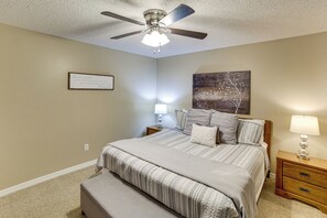 2 habitaciones, escritorio y tabla de planchar con plancha