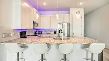 Fridge, microwave, stovetop, dishwasher