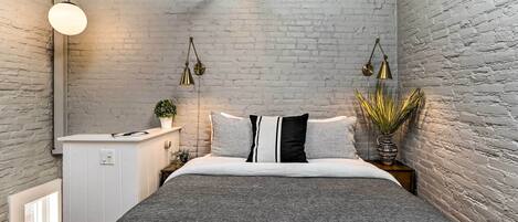 2 bedrooms, desk, iron/ironing board, internet
