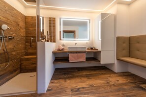 Shower, jetted bath, hair dryer, bathrobes - Villa Vintila with whirlpool & sauna - in a quiet, idyllic location (Trentino-Alto Adige)