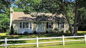 Exterior - Cheerful sunny summer beach getaway (Yarmouth)