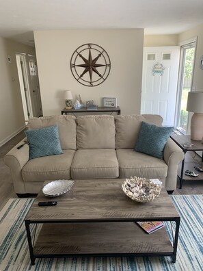 Smart TV, fireplace - Cheerful sunny summer beach getaway (Yarmouth)