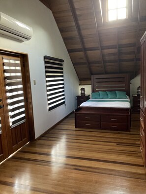 3 bedrooms, in-room safe, desk, iron/ironing board - Delightful Log Cabin with plunge pool close to amazing waterfall (Port of Spain)