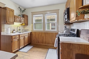 Fridge, microwave, oven, stovetop - Cozy Upper 3 bed 2 full bath + loft + balcony (Buffalo)